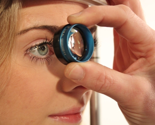 glaucoma e cecità, una donna sottoposta a visita oculistica