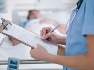 sanità regioni. nell'immagine si vede un paziente in un letto d'ospedale