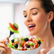 dieta ipocalorica, una donna mangia un piatto con alimenti sani