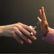 fumo: nell'immagine la mano di un bambino dice stop alla sigaretta