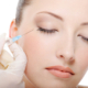 medicina estetica , una donna viene sottoposta a una siringa di botox