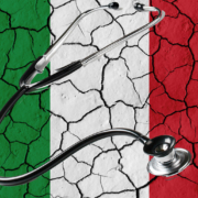 è ora di recuperare terreno.sistema sanitario nazionale, nell'immagine la bandiera italiana rappresentata come un muro in pezzi e davanti uno stetoscopio