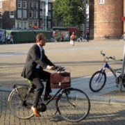 sport, un uomo in bicicletta mentre va al lavoro