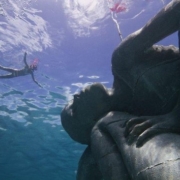l'immagine ritrae una statua sommersa