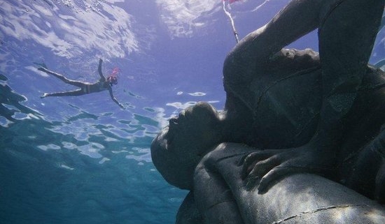 l'immagine ritrae una statua sommersa