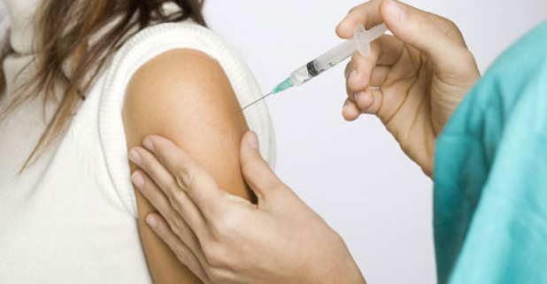 vaccino, una bimba viene vaccinata