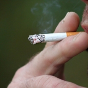 fumo, sigarette, uomo aspira