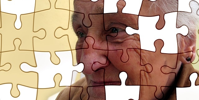 malattia di alzheimer, un puzzle con tessere mancanti raffigura il volto di un anziano