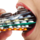 antibiotico-resistenza, una donna finge di mangiare intere confezioni di medicinali