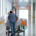 malattie rare, cad, ricoveri: corridoio di un ospedale con operatore che trasporta letto