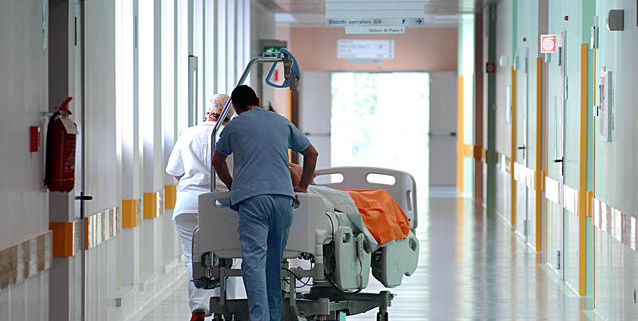 febbre dengue corridoio di un ospedale con operatore che trasporta letto