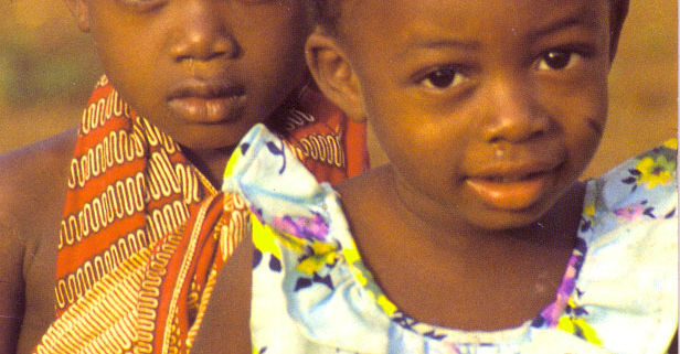 due bambini sorridono, arriva il primo vaccino contro la malaria,