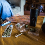 cannabis. tavolo con cartina e sostanze
