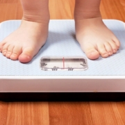 obesità infantile: un bimbo sulla bilancia
