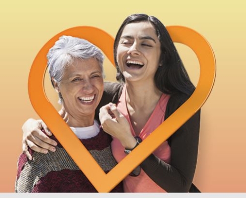 malattie cardiache: due donne di età diverse sorridono abbracciate racchiuse in un cuore arancione