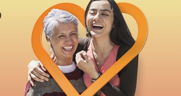 malattie cardiache: due donne di età diverse sorridono abbracciate racchiuse in un cuore arancione