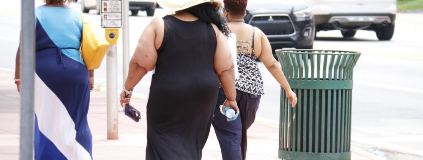 obesità, una donna obesa passeggia in strada