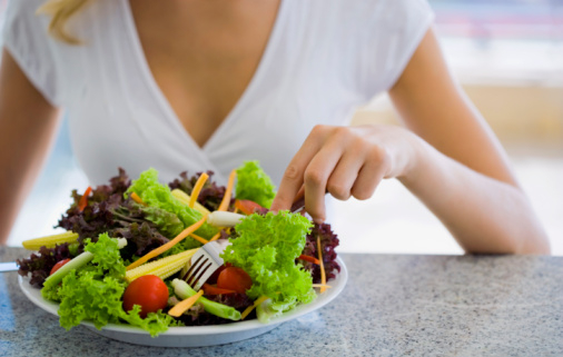 dieta dash una donna mangia ortaggi e verdure.