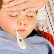vaccini, un bambino con la febbre