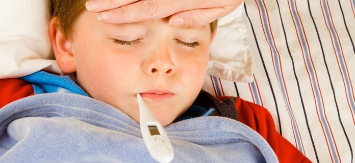 vaccini, un bambino con la febbre