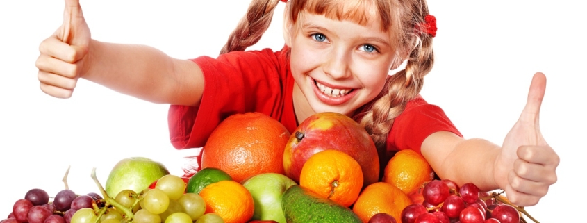 bambina con un piano pieno di frutta sorride. pesticidi nei cibi: alimenti europei sicuri il 97%