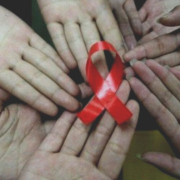 virus hiv e aids, mani con fiocco rosso