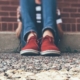 social media: i piedi di un adolescente seduto sul marciapiede