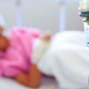 una bambina malata di tumore in un letto di ospedale