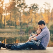 infertilità, una coppia abbracciata in un parco