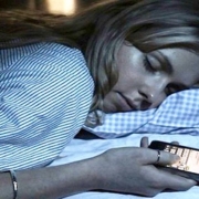 10 consigli efficaci per dormire bene. nella foto una donna dorme con il cellulare in mano