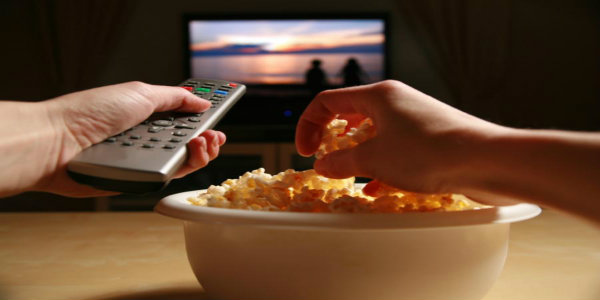 cenare con la tv accesa aumenta rischio obesità