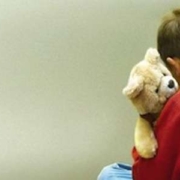 neuroblastoma: un bimbo abbraccia un orsacchiotto di peluque