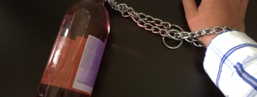 alcol, bottiglia di vino vuota legata con una catena al polso di una persona
