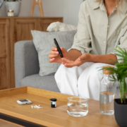 diabete, una donna misura la glicemia