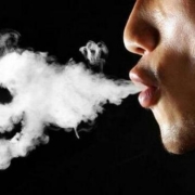 smettere di fumare. una nuvola di fumo compone l'immagine di un teschio.