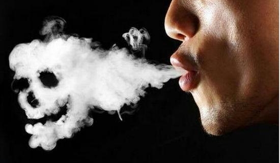 smettere di fumare. una nuvola di fumo compone l'immagine di un teschio.