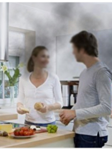 microplastiche e inquinamento indoor: un uomo e una donna in cucina