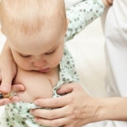 ad una bimba viene somministrato il vaccino