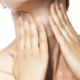 tiroide, una donna si tocca il collo