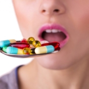 l’antibiotico- resistenza: una donna assume diverse pillole