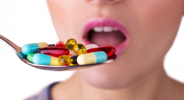 l’antibiotico- resistenza: una donna assume diverse pillole