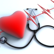 patologie cardiovascolari, il disegno di un cuore e di un tracciato ecg