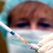 campagna vaccinale un'infermiera prepara l'iniezione