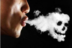 cancro, un profilo umano mentre soffia dalla bocca una nube di fumo che forma un teschio