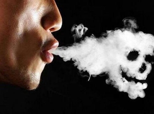 un profilo umano mentre soffia dalla bocca una nube di fumo che forma un teschio