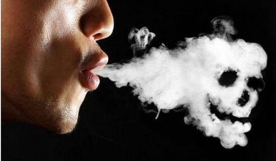 cancro, un profilo umano mentre soffia dalla bocca una nube di fumo che forma un teschio