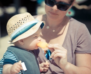 allergie alimentari, un bambino in braccio alla madre che lo imbocca