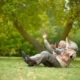 vita e longevità, due anziani nel parco, invecchiamento