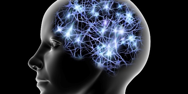cervello illuminato su una figura di profilo