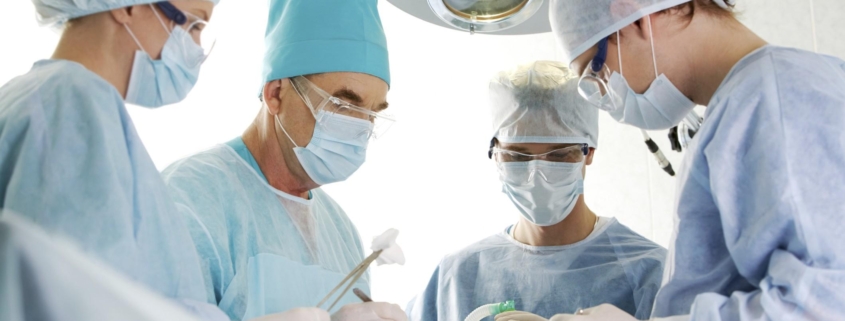 trapianto di cuore, una foto generica di medici a lavoro